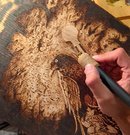 Pyrograffeg- Dewch i ddysgu sut i addurno pren drwy’i losgi gyda D’Captured