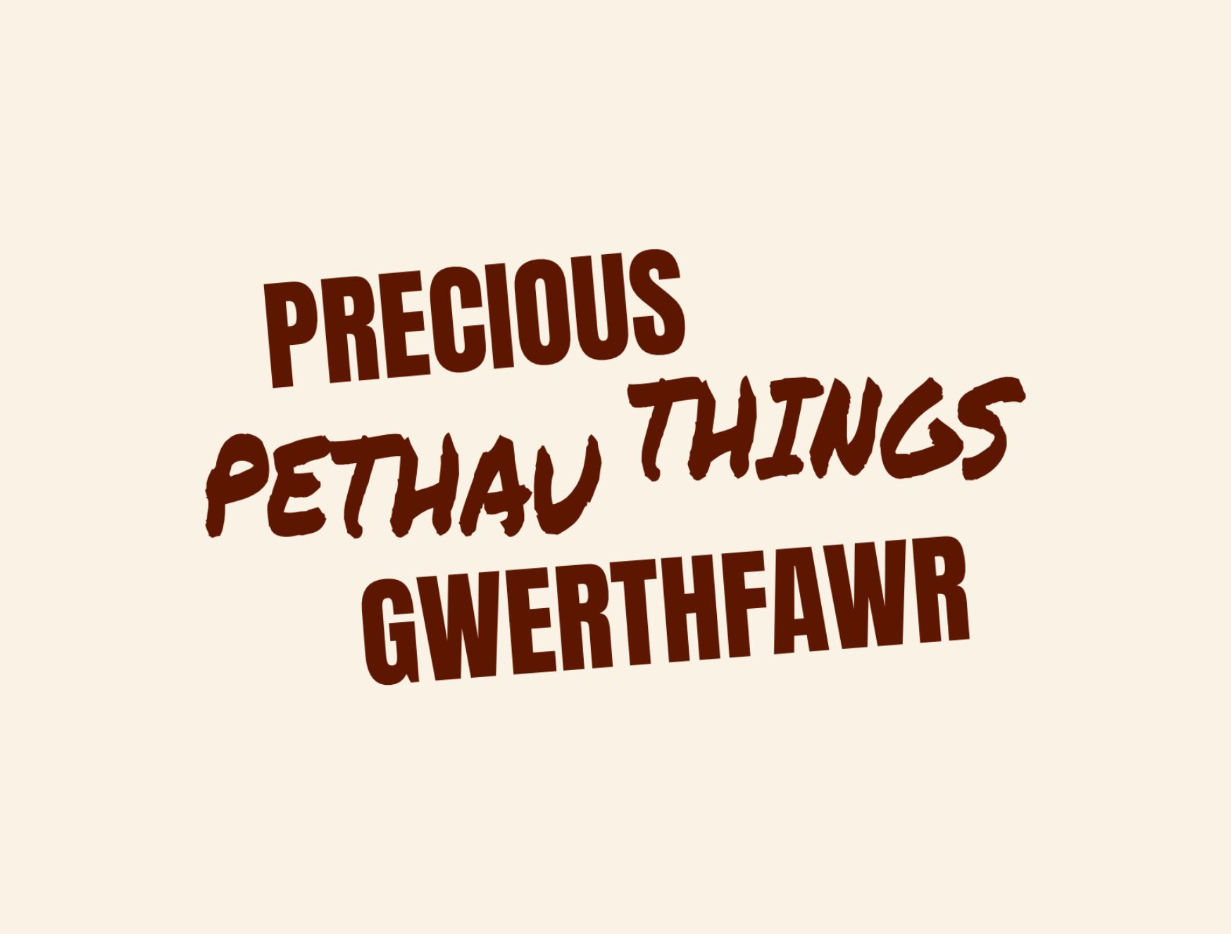 Logo Pethau Gwerthfawr, ysgrifen brown-goch tywyll ar gefndir hufen golau