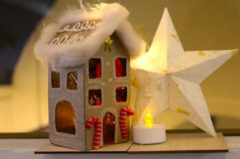 Sesiynau â Chymorth Cardboard Ginger Bread Houses