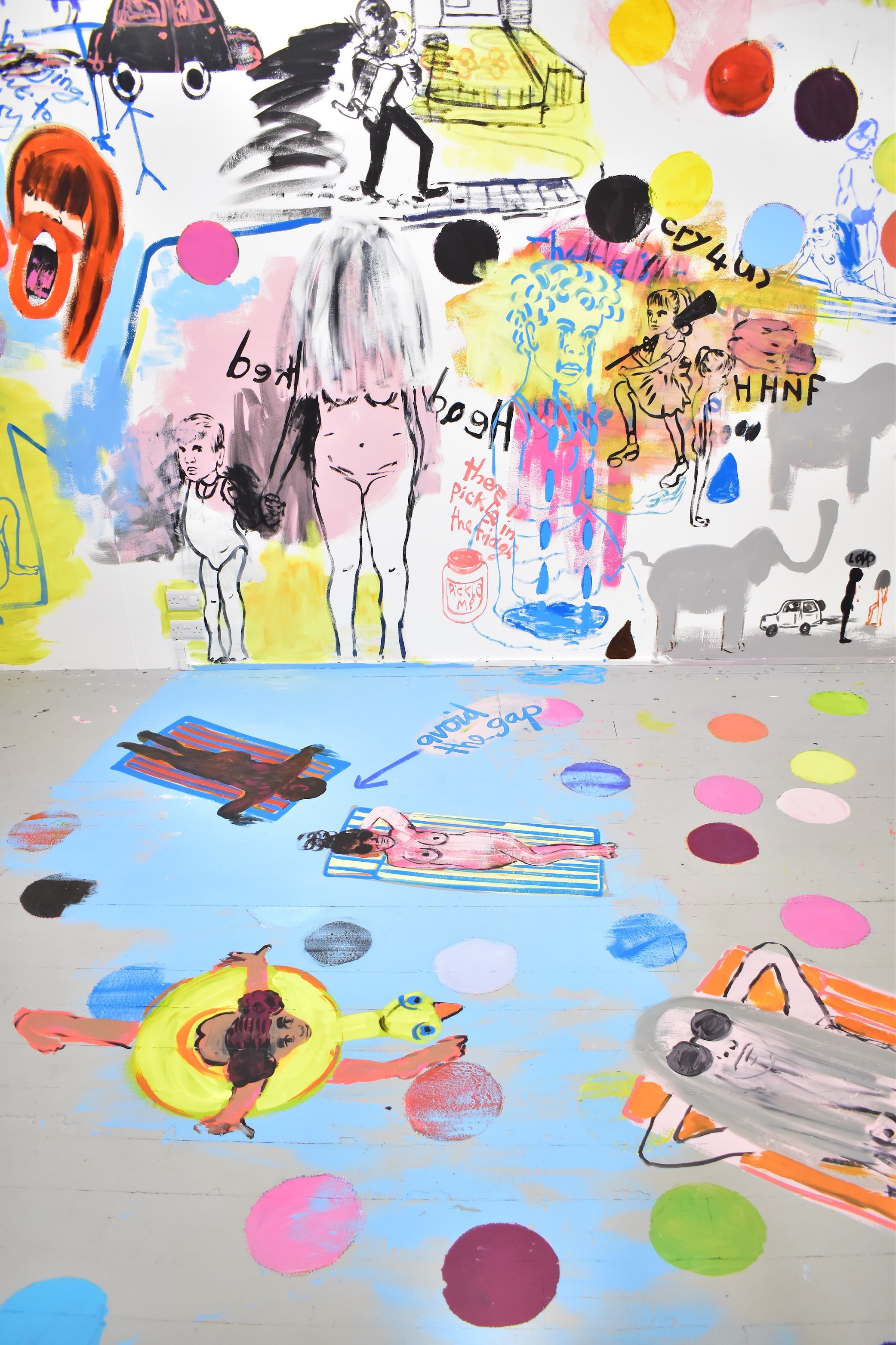 Murlun gan Sue Williams o fewn lle arddangos Oriel Mission Murlun gan Sue Williams o fewn lle arddangos Oriel Mission